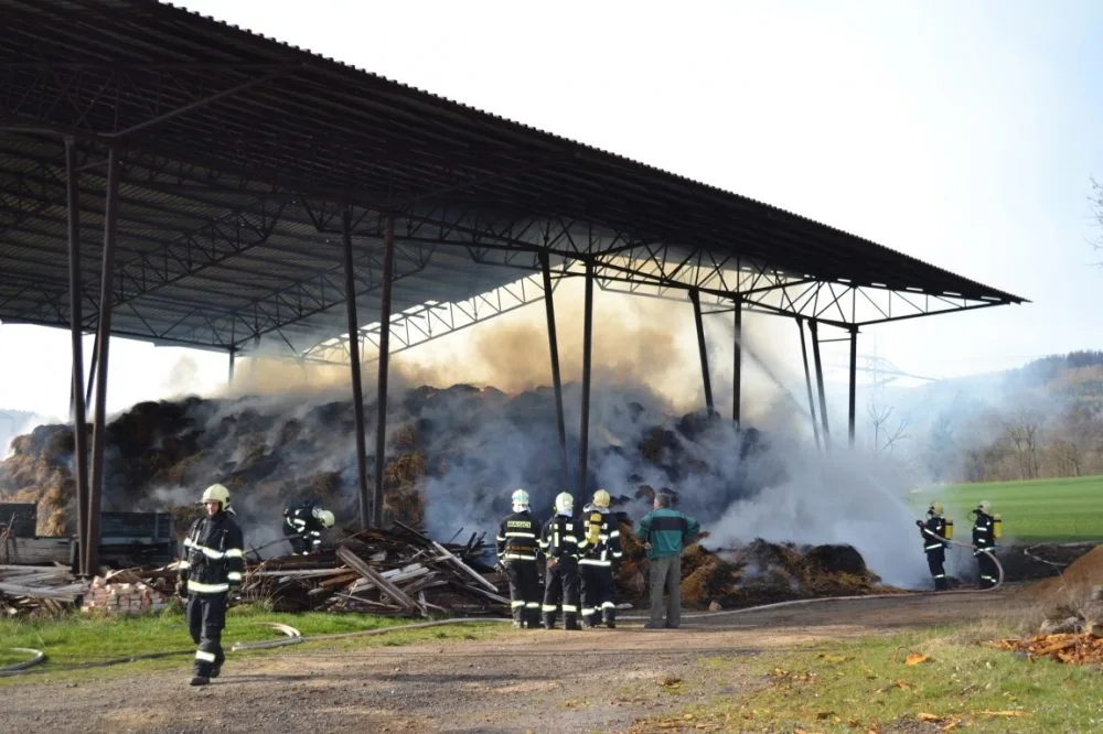 Desítky hasičů zaměstnal hořící sklad slámy na Českodubsku. Foto: HZSLK