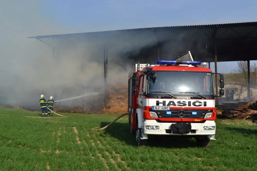 Desítky hasičů zaměstnal hořící sklad slámy na Českodubsku. Foto: HZSLK