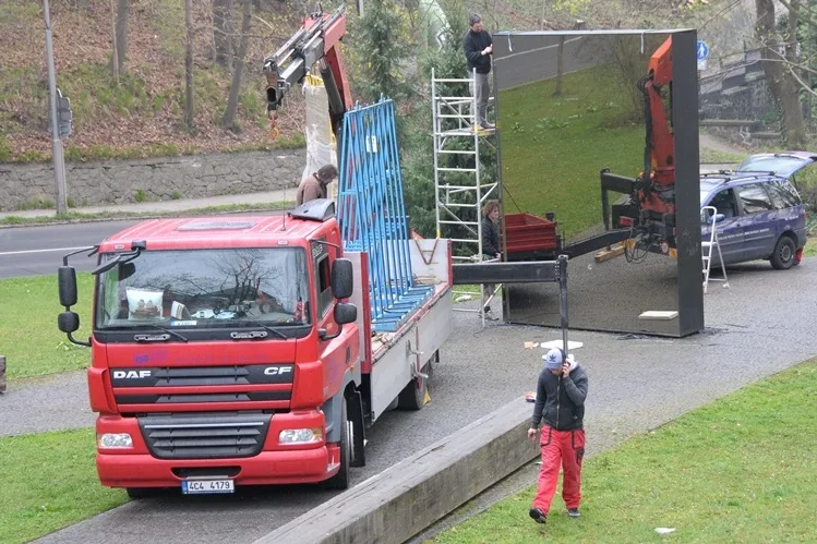 Oprava památníku, který poničili vandalové, je v plném proudu. Foto: Zuzana Minstrová