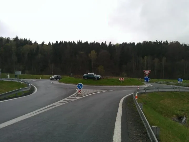 Audi 80 zastavil opilec až uprostřed kruhového objezdu. Foto: Michal Medek