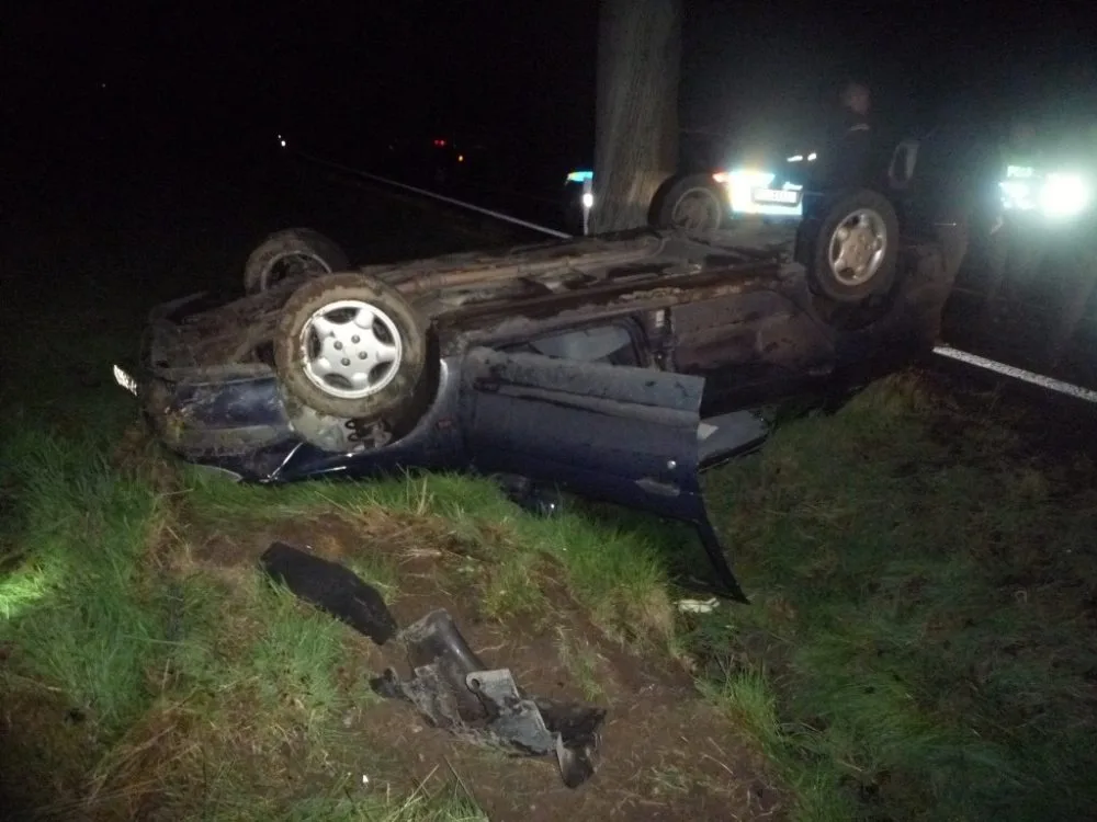 Renault zůstal ležet na střeše nedaleko Dětřichova. Foto: HZSLK
