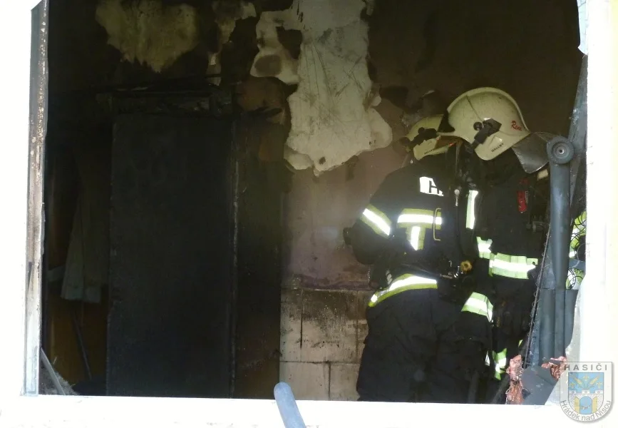 V Oldřichově na Hranicích hořel dům, jeden člověk se popálil. Foto: Hasiči Hrádek nad Nisou