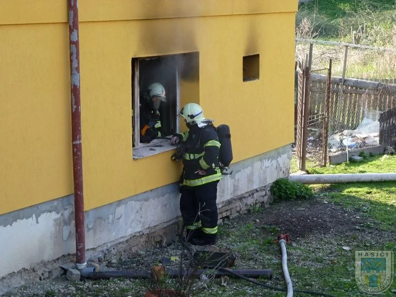 V Oldřichově na Hranicích hořel dům, jeden člověk se popálil. Foto: Hasiči Hrádek nad Nisou