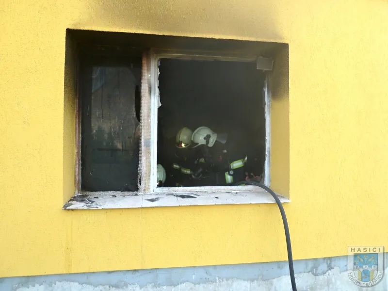 V Oldřichově na Hranicích hořel dům, jeden člověk se popálil. Foto: Hasiči Hrádek nad Nisou
