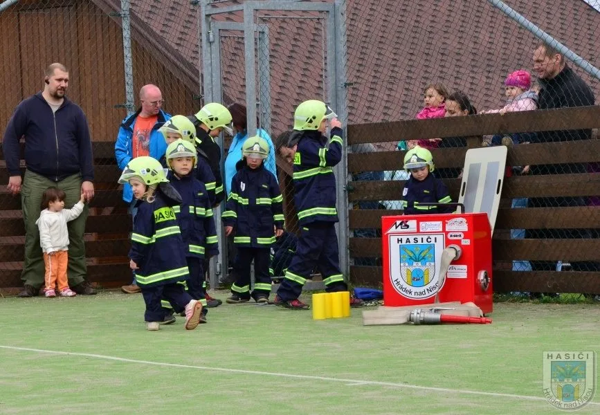 Hasičská omladina si nezadá s dospělými kolegy. Foto: Hasiči Hrádek nad Nisou