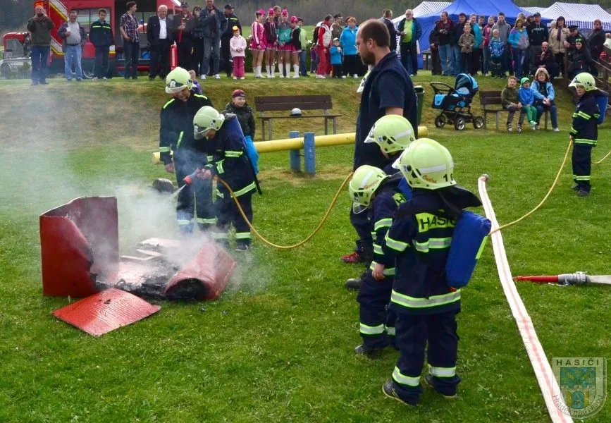 Hasičská omladina si nezadá s dospělými kolegy. Foto: Hasiči Hrádek nad Nisou