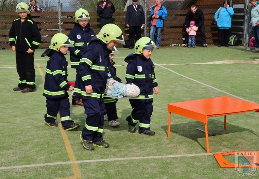 Hasičská omladina si nezadá s dospělými kolegy. Foto: Hasiči Hrádek nad Nisou