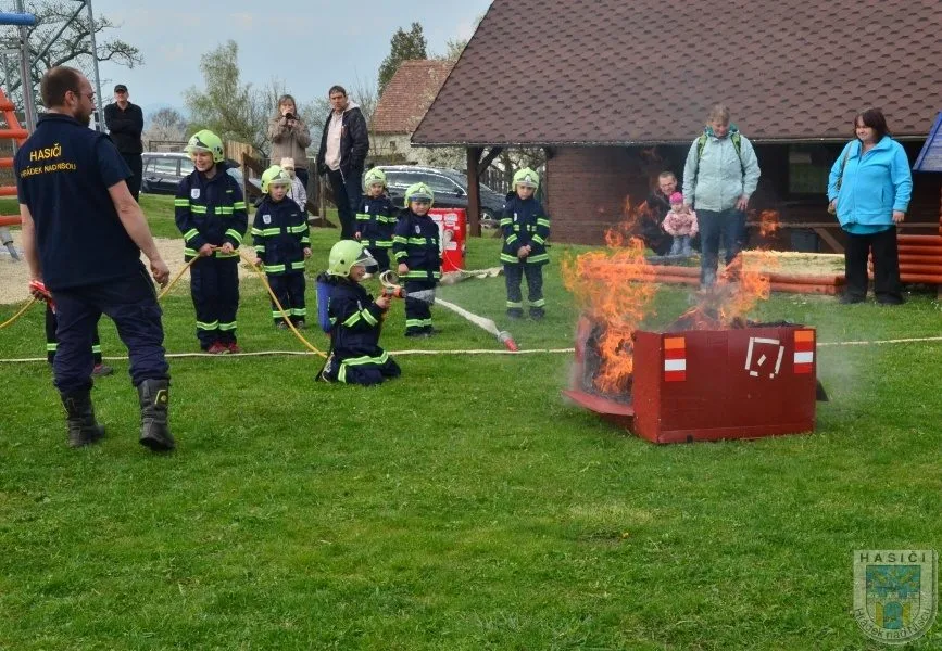 Hasičská omladina si nezadá s dospělými kolegy. Foto: Hasiči Hrádek nad Nisou