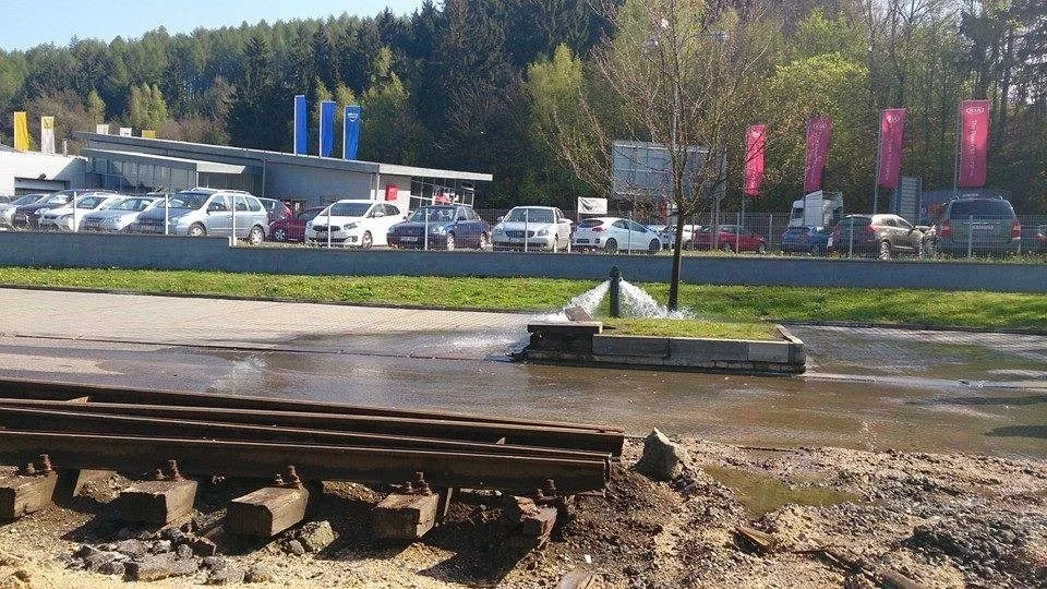 Hydrant ve Vratislavicích chrlí vodu.