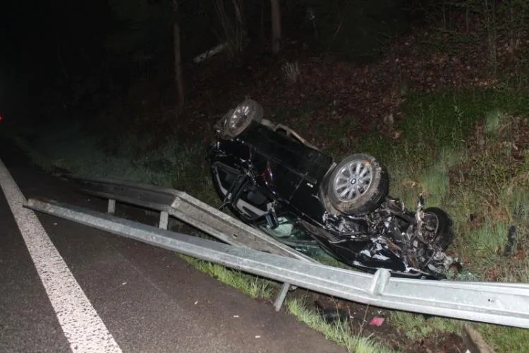BMW se od svodidel odrazilo na střechu. Foto: Policie ČR