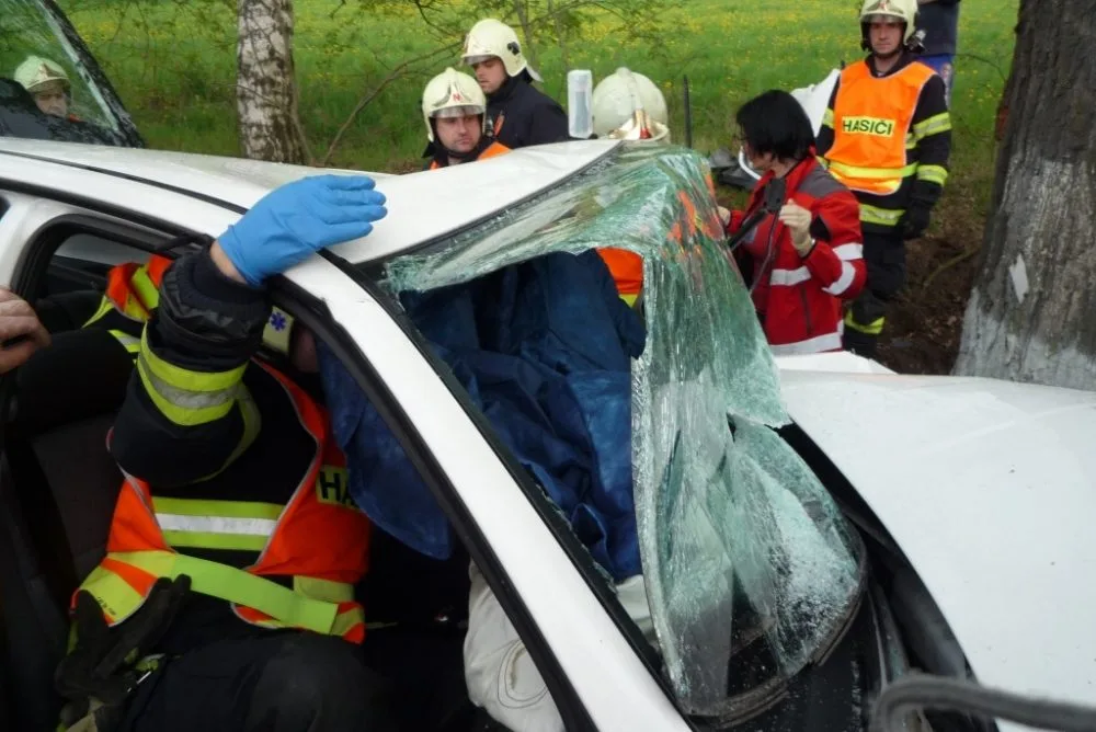 Vážná nehoda u Hrádku, řidič zůstal zaklíněn v autě. Foto: HZSLK