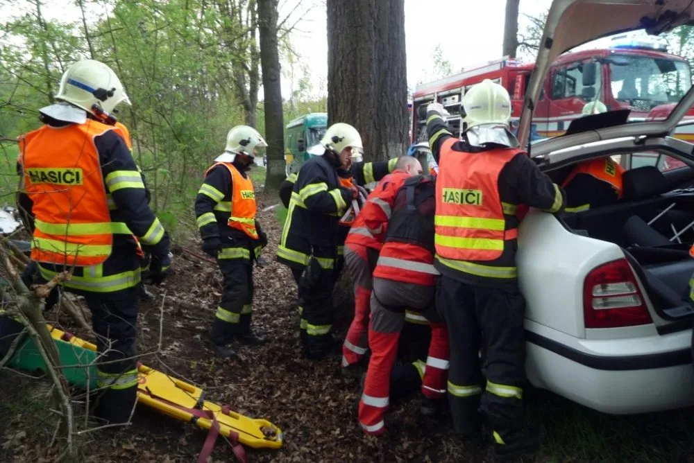Vážná nehoda u Hrádku, řidič zůstal zaklíněn v autě. Foto: HZSLK