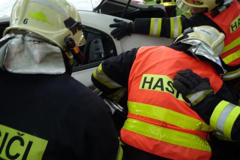 Vážná nehoda u Hrádku, řidič zůstal zaklíněn v autě. Foto: HZSLK