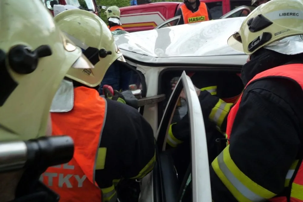 Vážná nehoda u Hrádku, řidič zůstal zaklíněn v autě. Foto: HZSLK