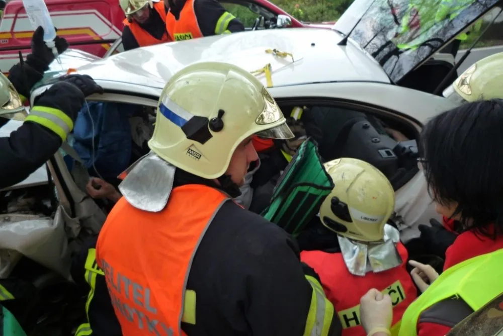 Vážná nehoda u Hrádku, řidič zůstal zaklíněn v autě. Foto: HZSLK