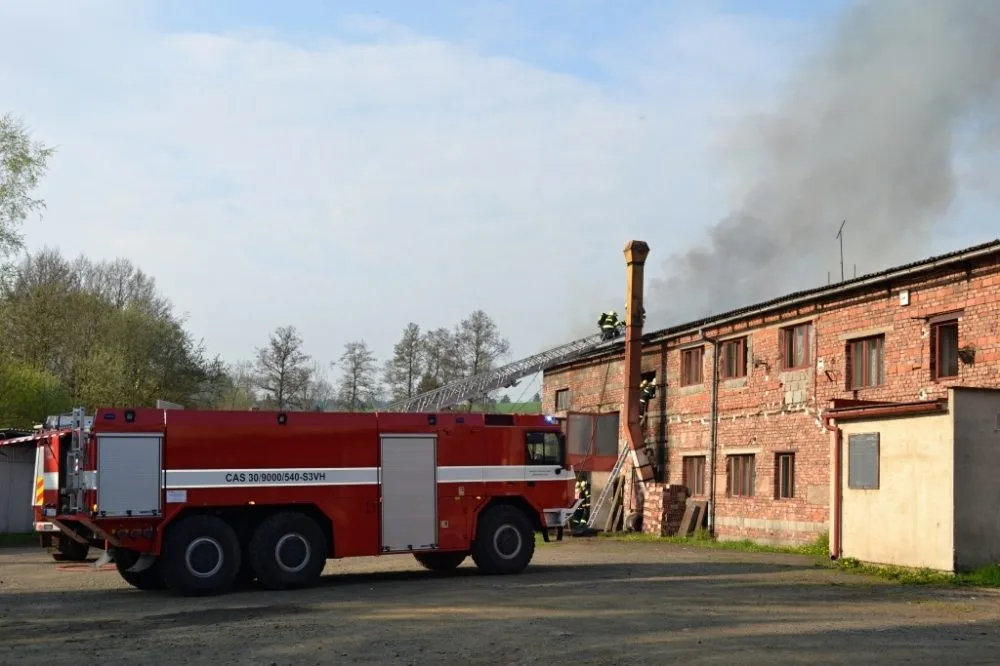 Padesát hasičů bojovalo v sobotu s požárem rozlehlého objektu. Foto: HZSLK