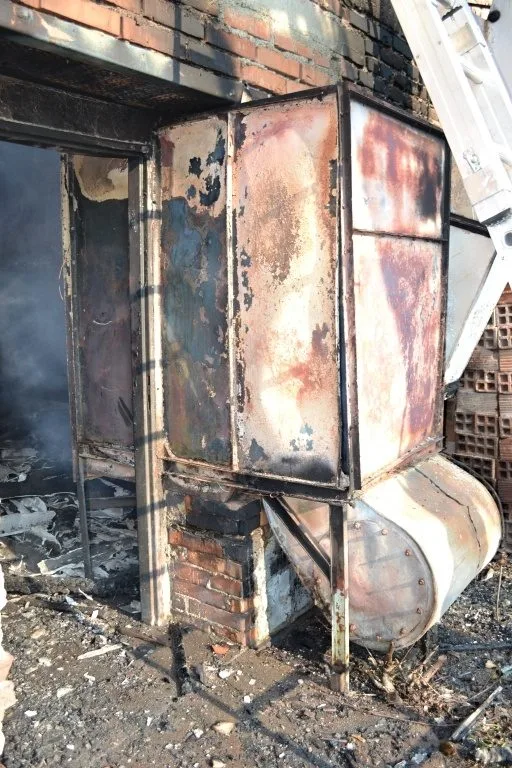 Padesát hasičů bojovalo v sobotu s požárem rozlehlého objektu. Foto: HZSLK