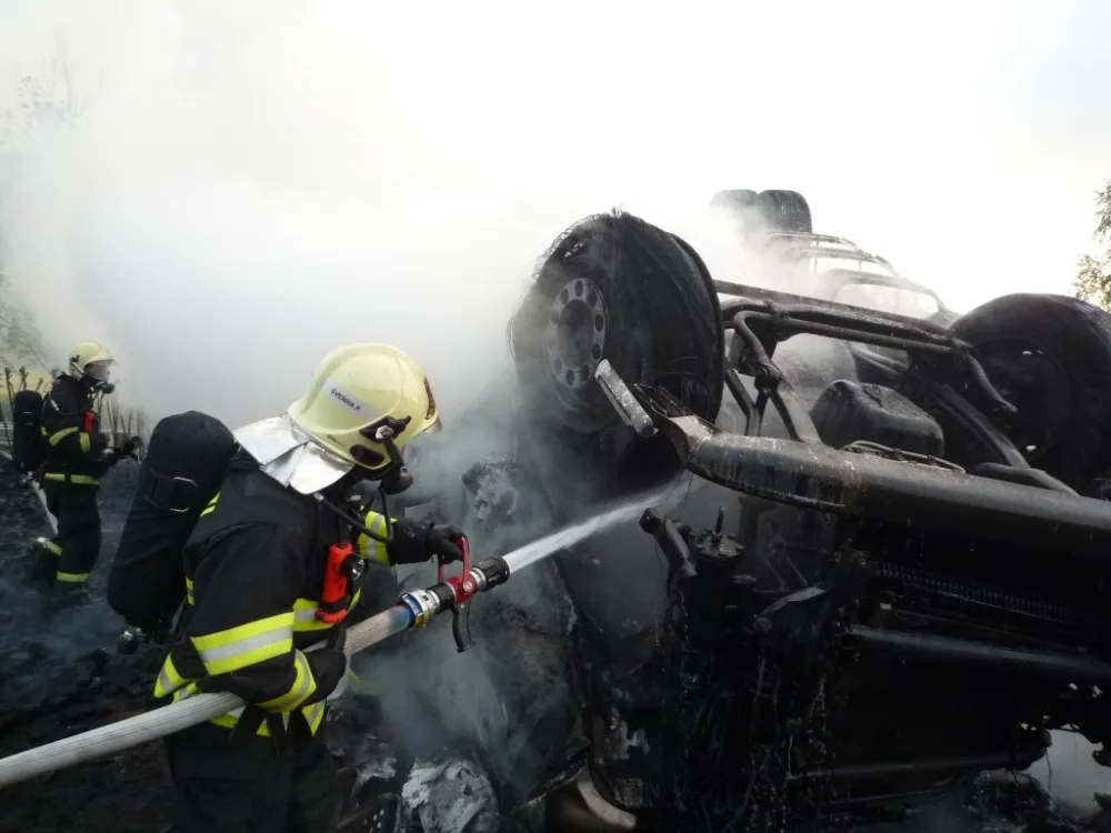 Kamion plně naložený briketami lehl popelem. Foto: HZSLK
