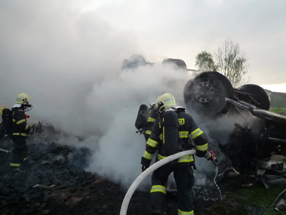 Kamion plně naložený briketami lehl popelem. Foto: HZSLK