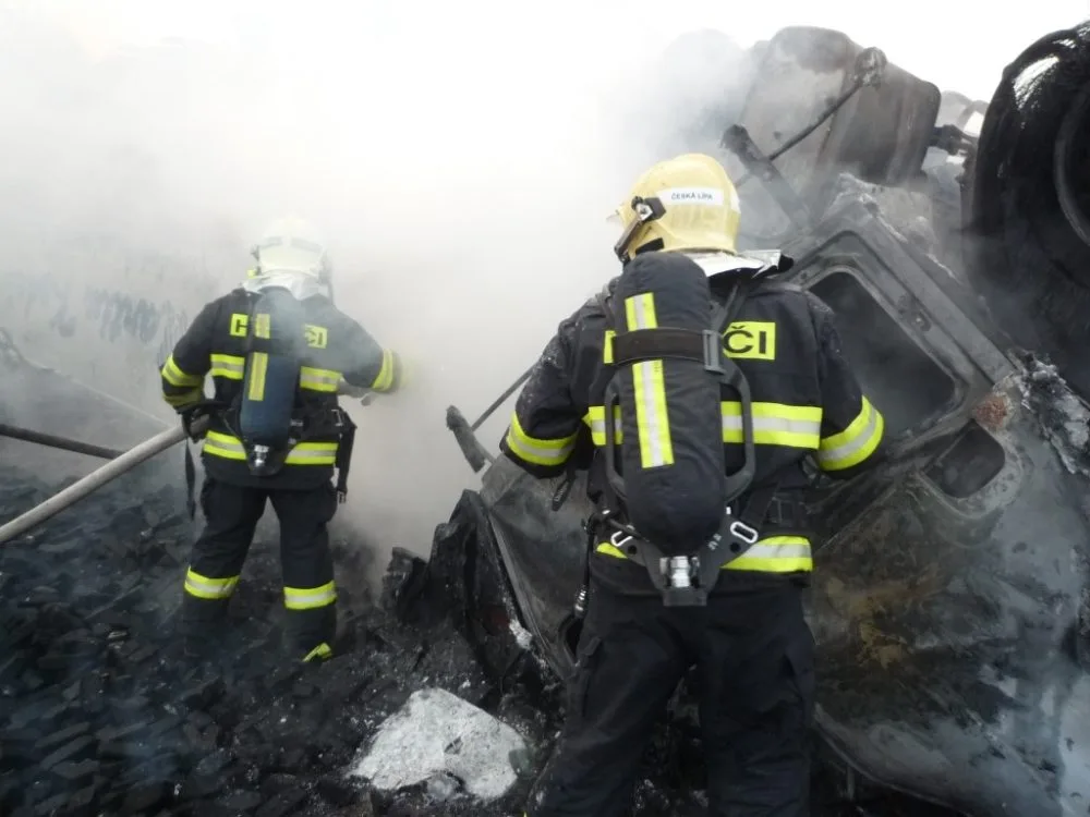 Kamion plně naložený briketami lehl popelem. Foto: HZSLK
