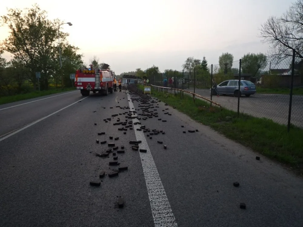 Kamion plně naložený briketami lehl popelem. Foto: HZSLK