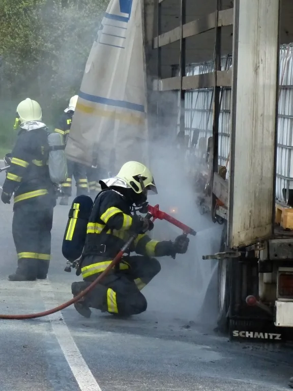 Požár kamionu komplikoval dopravu na Liberecku. Foto: HZSLK
