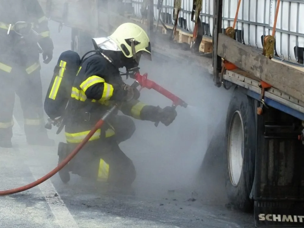 Požár kamionu komplikoval dopravu na Liberecku. Foto: HZSLK