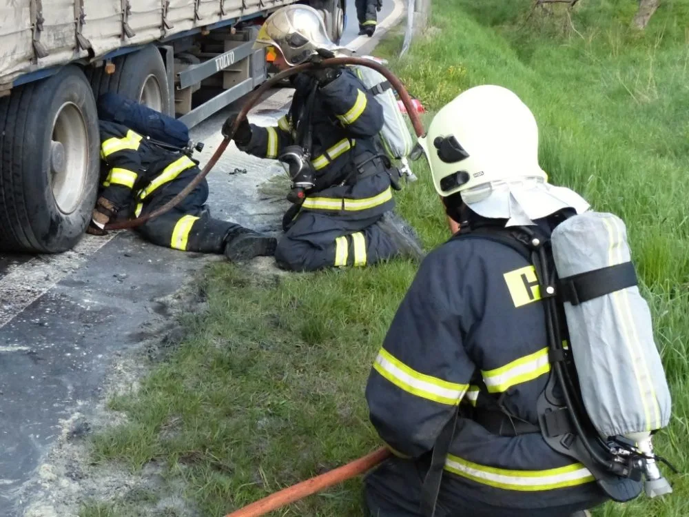 Požár kamionu komplikoval dopravu na Liberecku. Foto: HZSLK