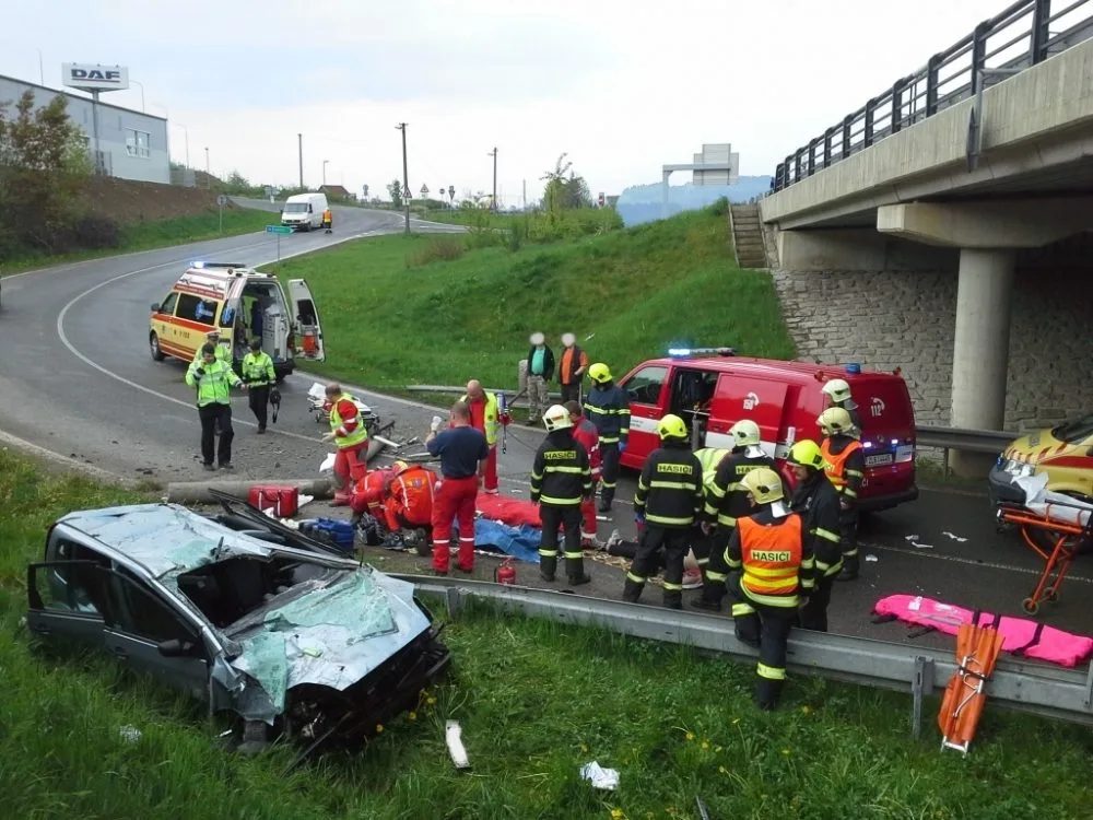 Těžká nehoda si vyžádala život spolujezdkyně. Foto: HZSLK