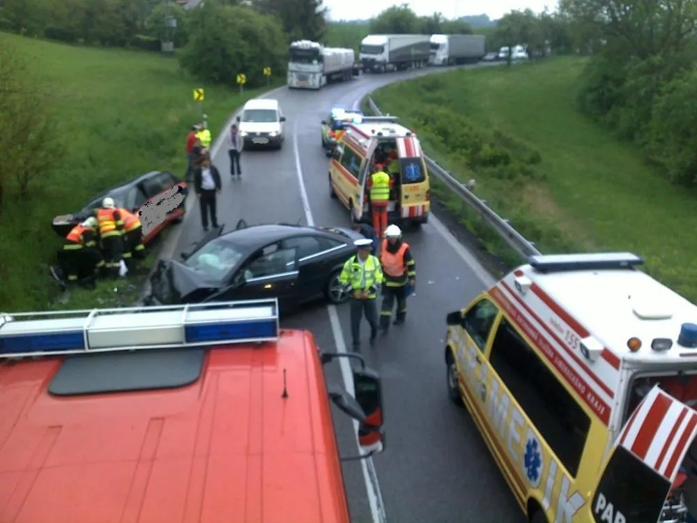 Vážná nehoda ve směru na Hradec si vyžádala čtyři zraněné. Foto: HZSLK