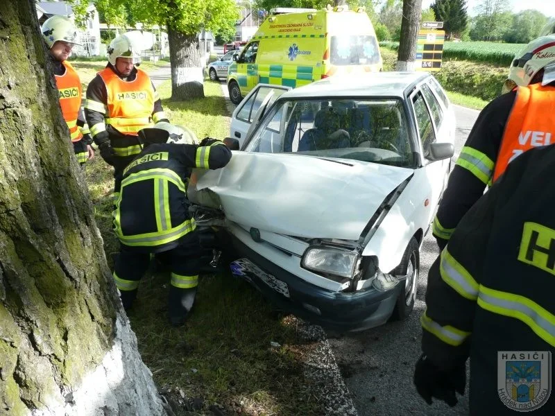Hlavní tah na Žitavu blokovala v sobotu nehoda Felicie. Foto: Hasiči Hrádek nad Nisou