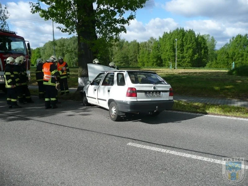 Hlavní tah na Žitavu blokovala v sobotu nehoda Felicie. Foto: Hasiči Hrádek nad Nisou