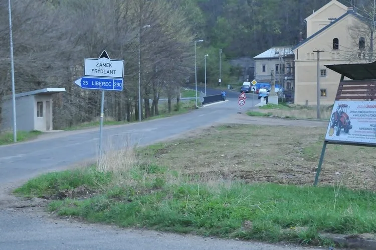 Zde se bude opravovat - silnice ve Frýdlantu pod zámkem. Foto: KÚLK