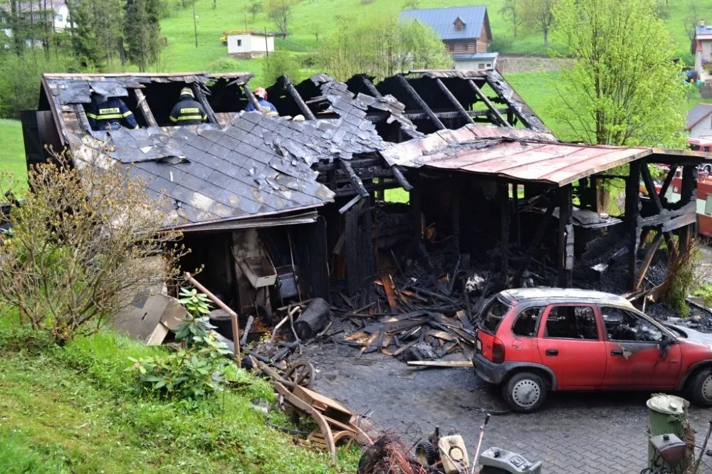 Požár na Semilsku, plameny pohltily stodolu i automobil. Foto: HZSLK