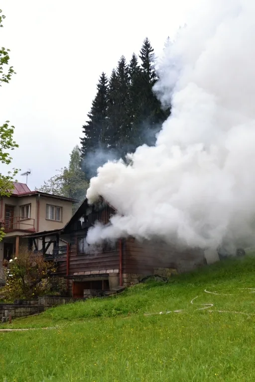 Požár na Semilsku, plameny pohltily stodolu i automobil. Foto: HZSLK