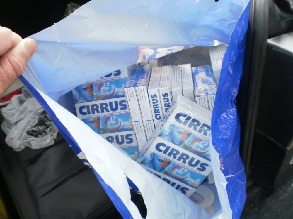 Celníci v autě našli skoro 3800 tablet léku Cirrus. Foto: Celní správa