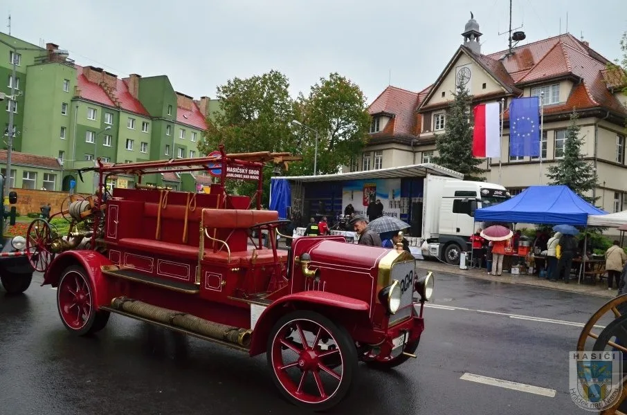 Hasiči slaví. Foto: Hasiči Hrádek