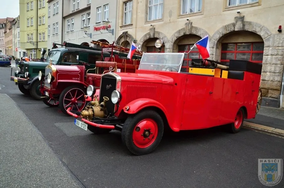 Hasiči slaví. Foto: Hasiči Hrádek