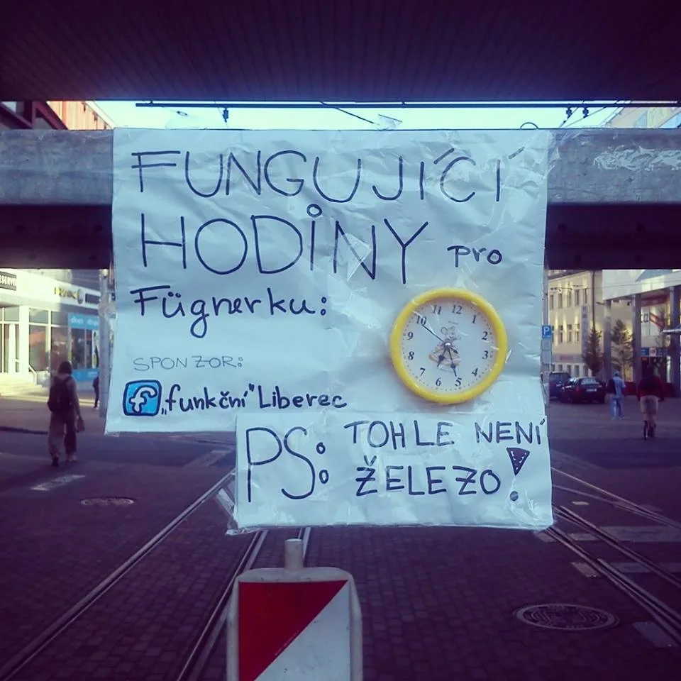 Hodiny, které kdosi umístil na lešení, jsou pryč. Foto: Zubana Zubana
