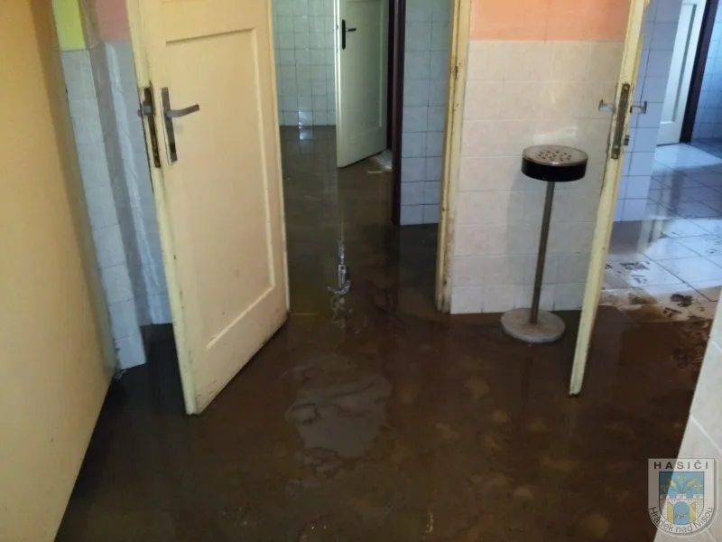 Úterní déšť vytopil restauraci ve Václavicích. Foto: Hasiči Hrádek nad Nisou