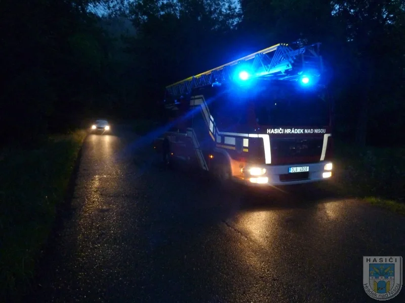 Silnici na Dolní Suchou blokoval zlomený strom. Foto: Hasiči Hrádek nad Nisou