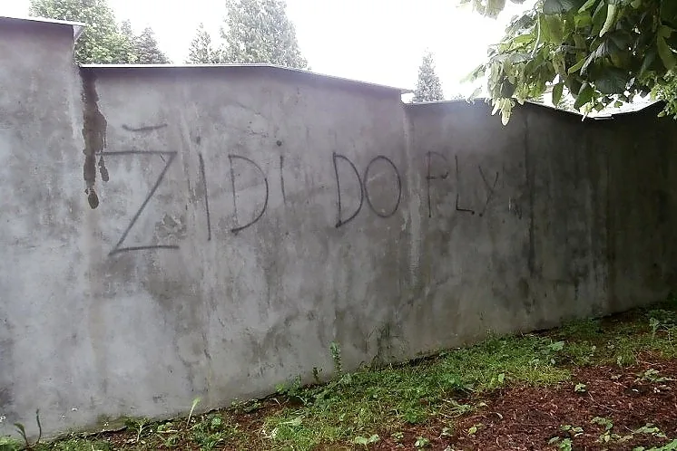 Nápis na zdi hřbitova v Ruprechticích. Foto: MML