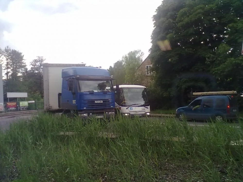Kamion blokuje prvoz