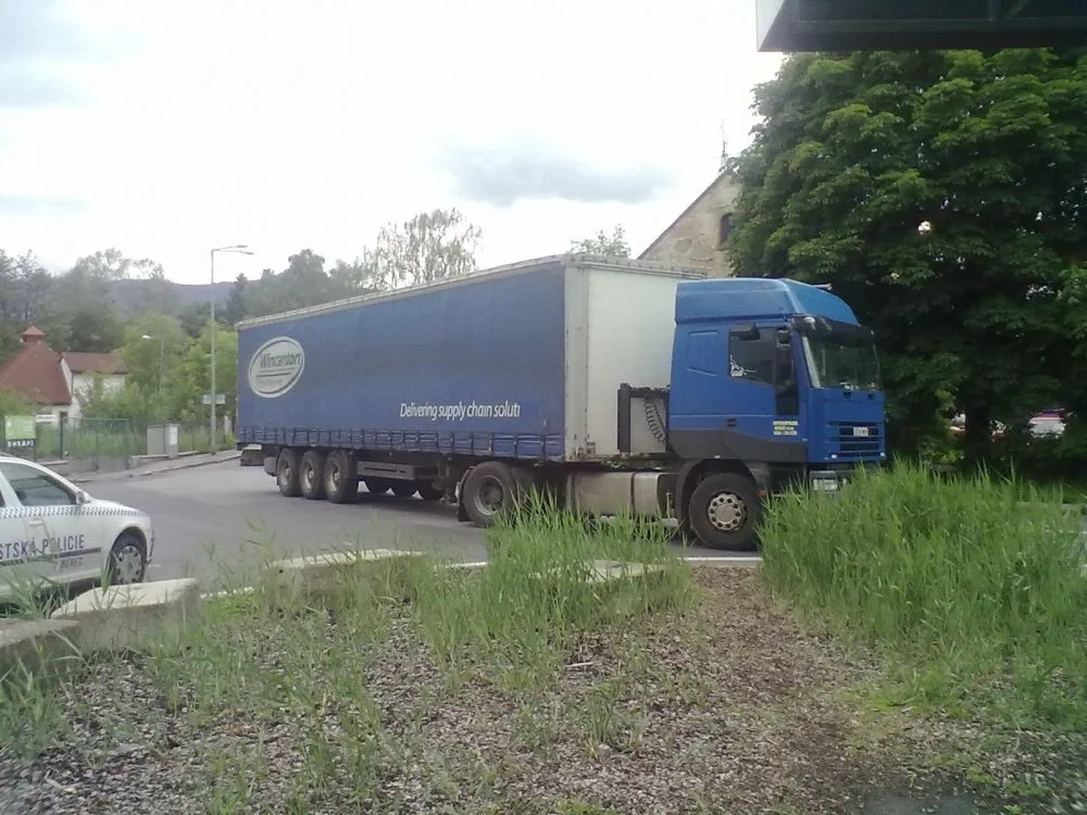 Kamion blokuje prvoz