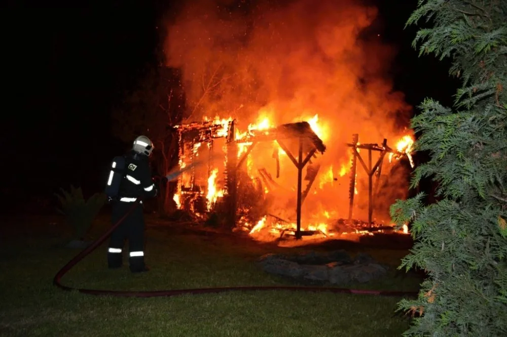 Po příjezdu nebylo takřka co zachraňovat. Foto: HZSLK