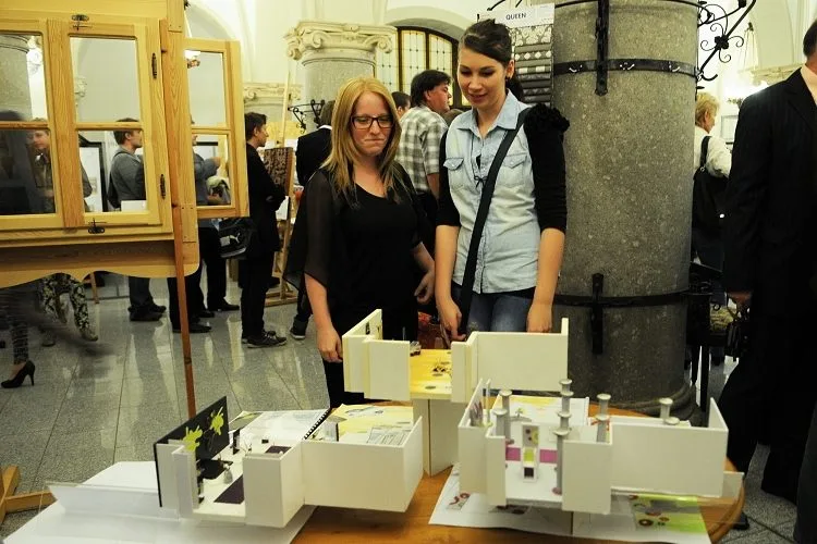 Radniční sklípek zaplnil historický nábytek z dílen studentů. Foto: MML/Jan Král