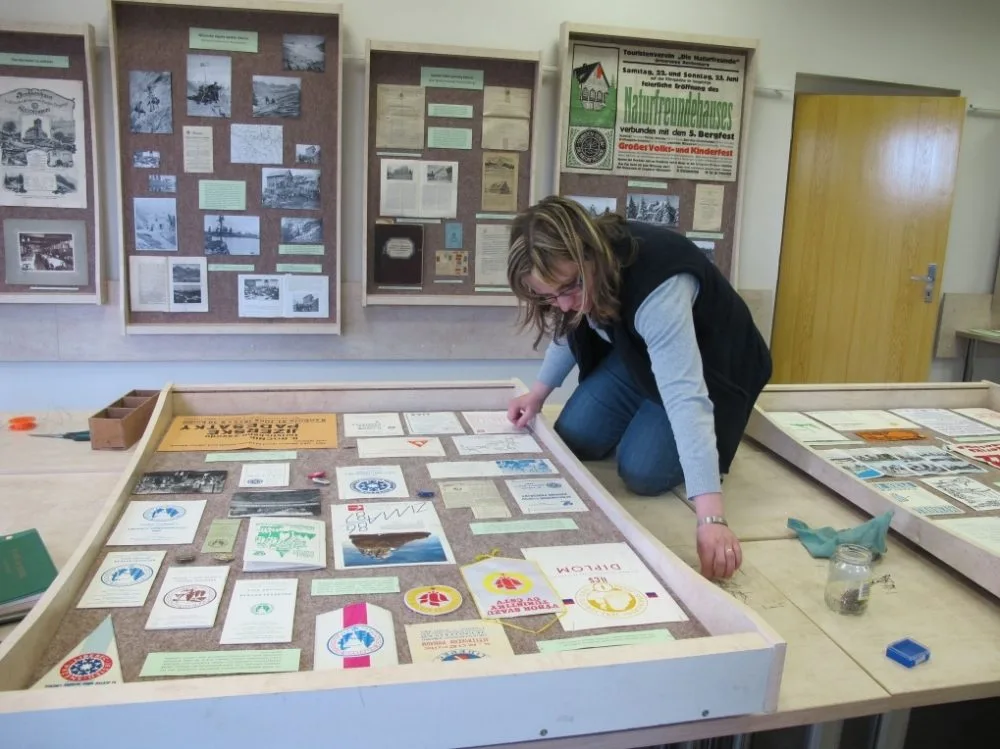 Spoluautorka výstavy Jana Pažoutová při přípravě expozice. Foto: archiv Liberec