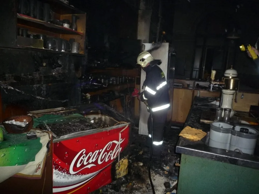 Nádražní restauraci v Turnově zapálil porouchaný chlaďák. Foto: HZSLK