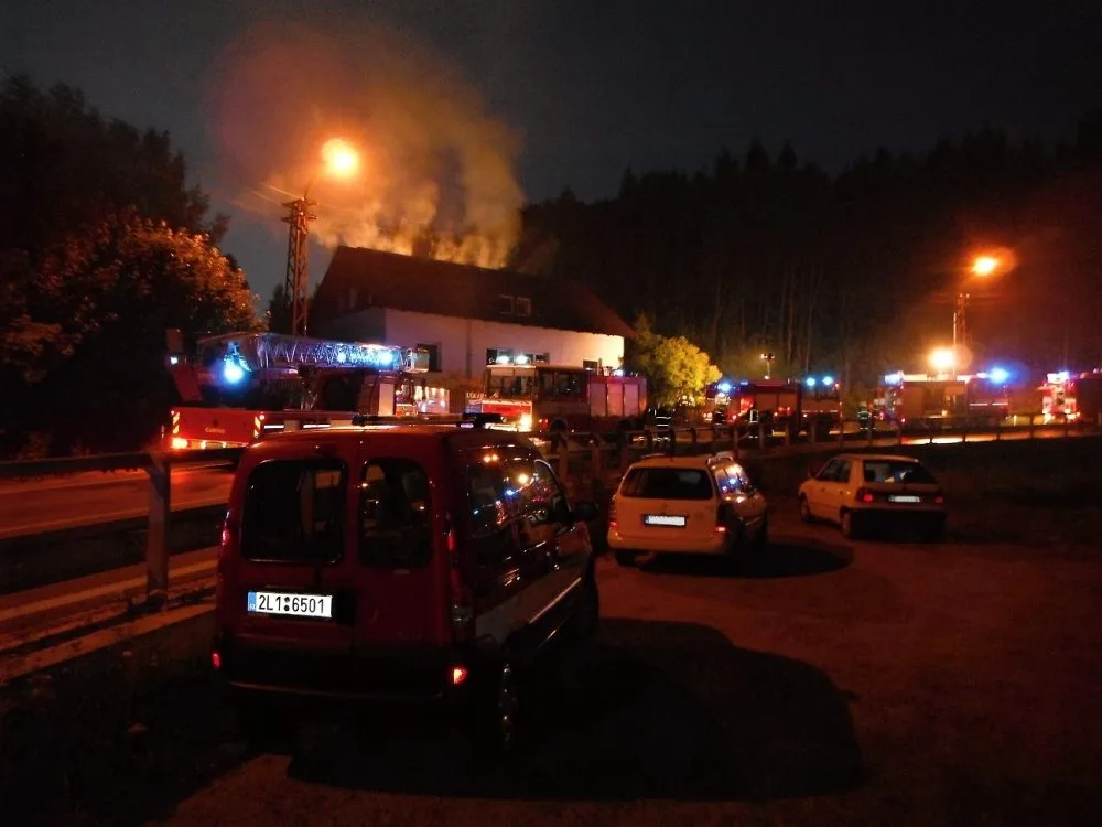 Rodinný dům v Lučanech nad Nisou nejspíš někdo zapálil úmyslně. Foto: HZSLK