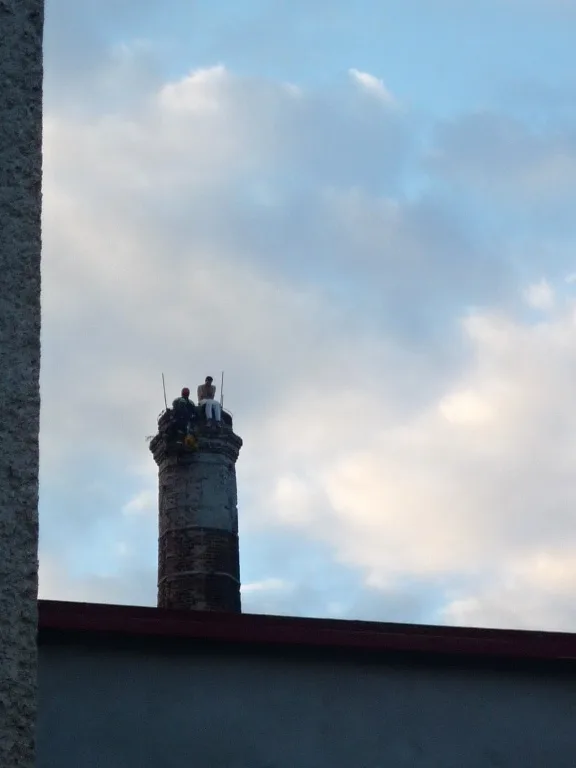 Hasičští lezci zachránili z komína muže se sebevražednými úmysly. Foto: HZSLK